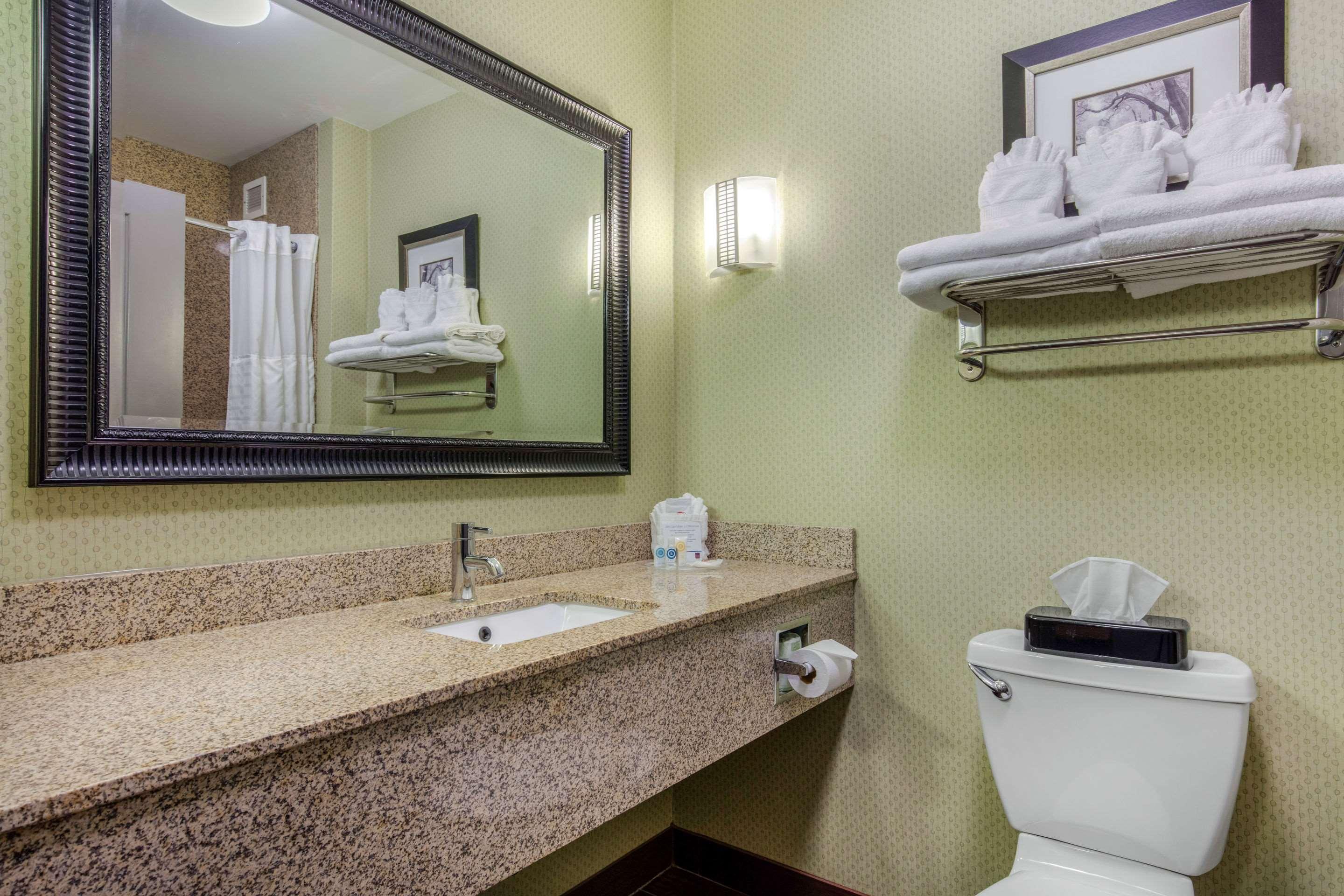 Comfort Suites Jackson I-40 Exteriör bild